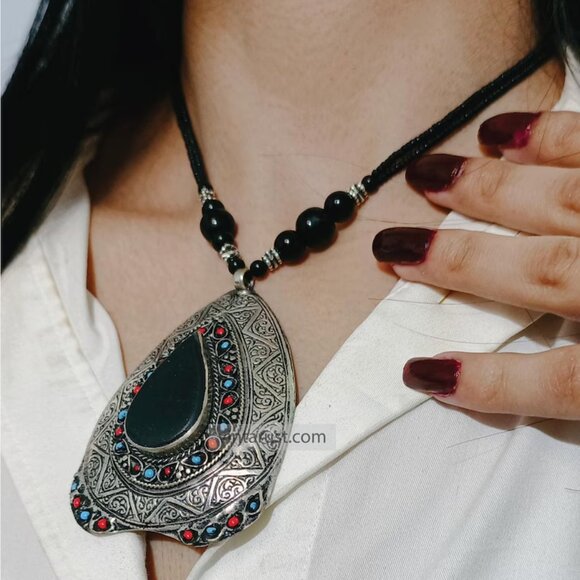 Handmade lapis lazuli pendant necklace: boho jewelry with beads and gemstones. - Picture 7 of 8